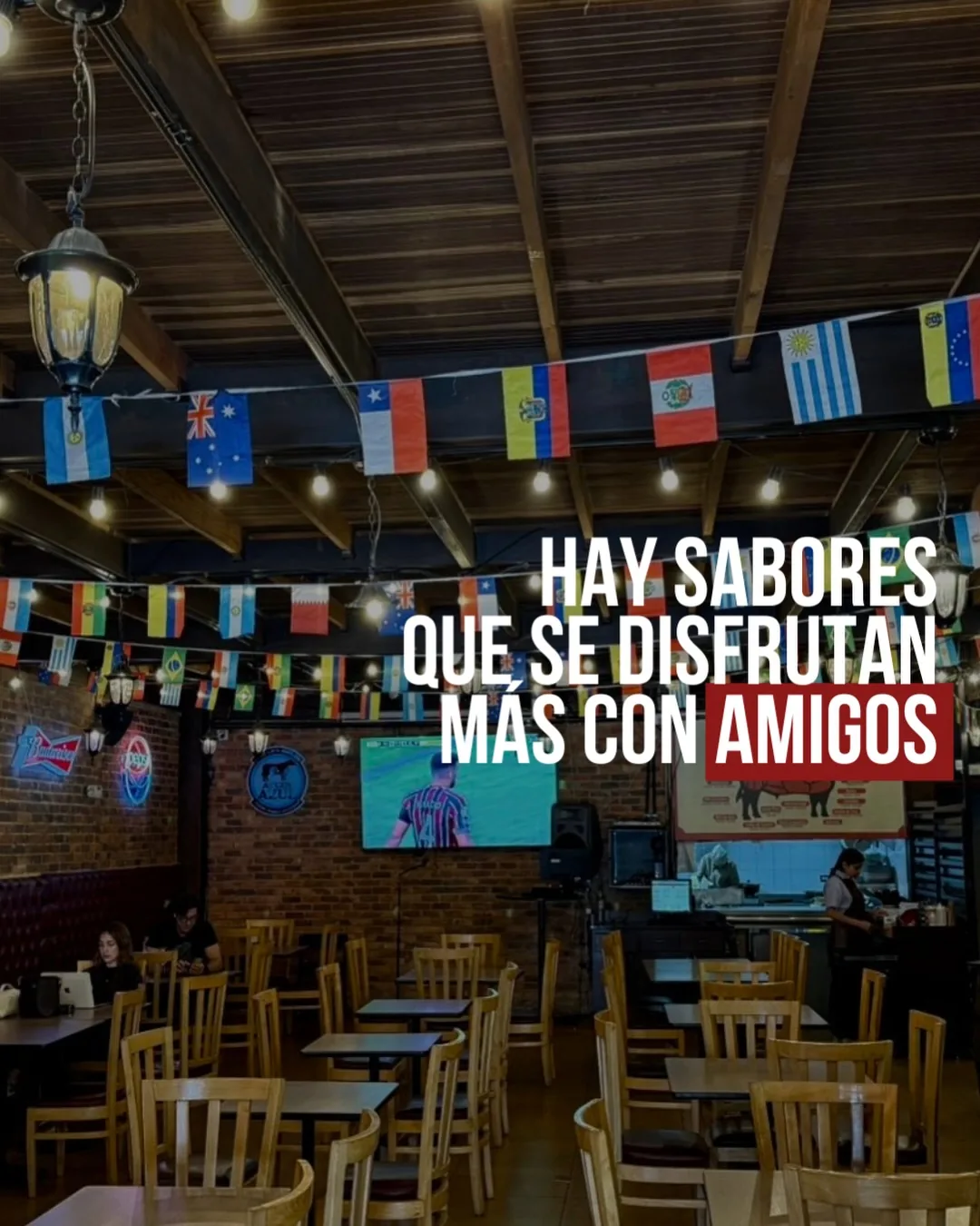 Salón con banderas internacionales y pantallas de deportes