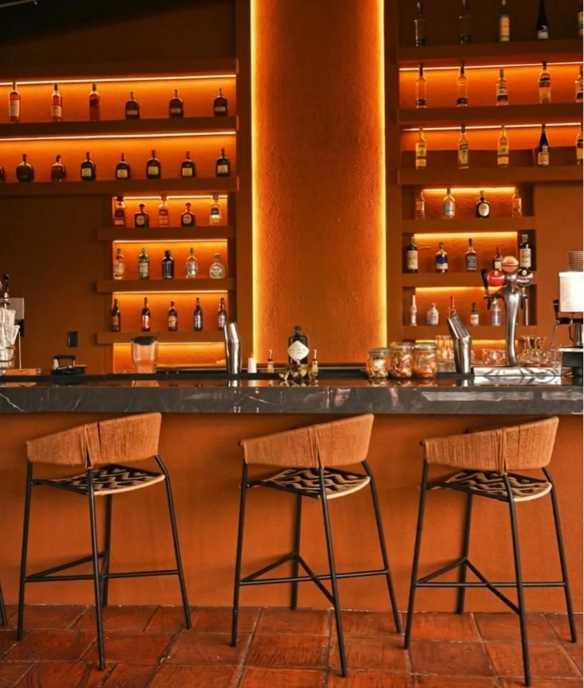 Barra y pared de licores de Red Angus