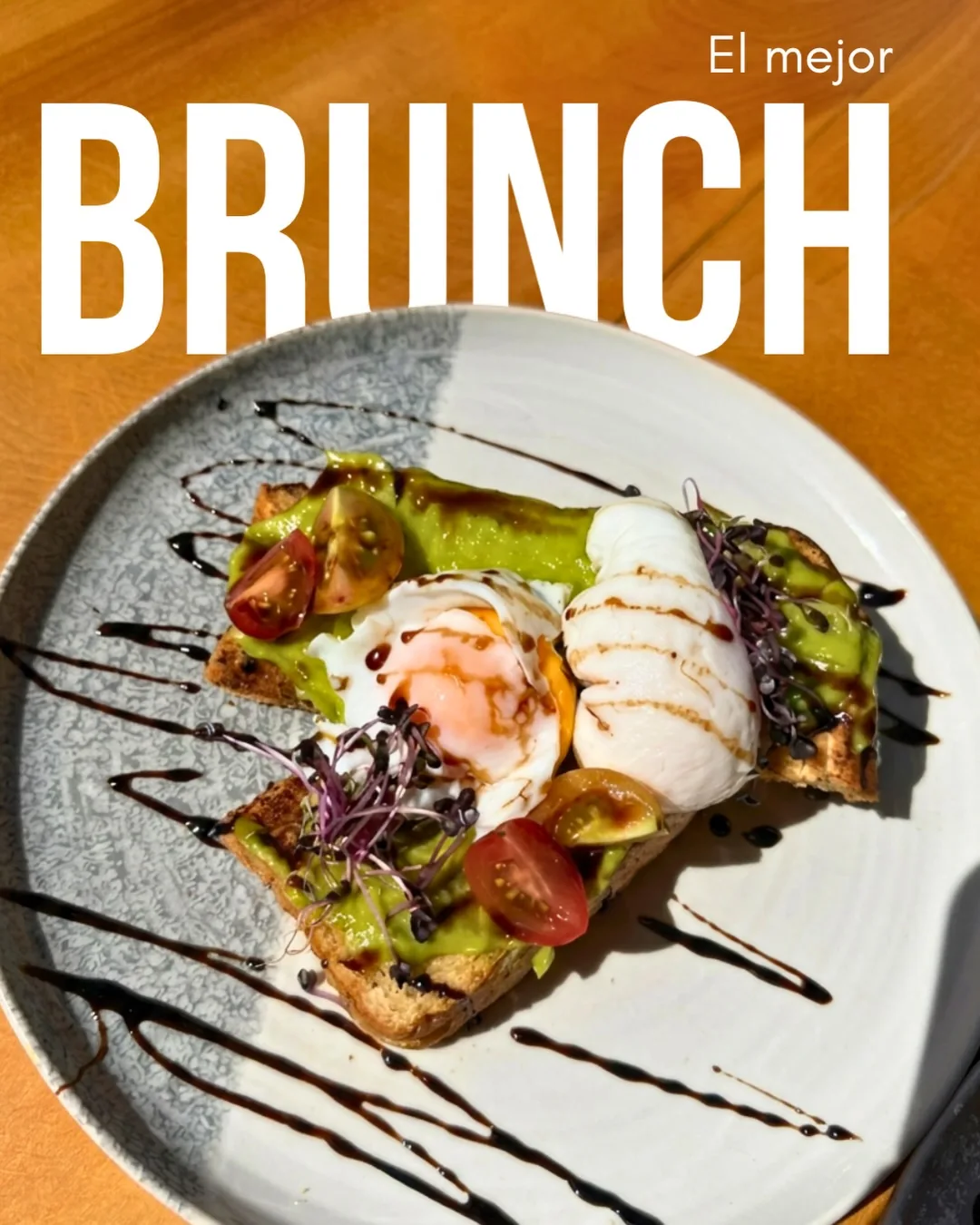Tostada de aguacate y huevo del brunch de fin de semana