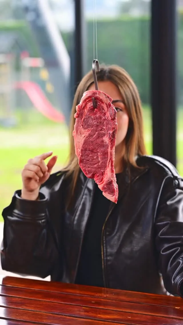 Corte Angus madurado, colgado del gancho antes de la parrilla