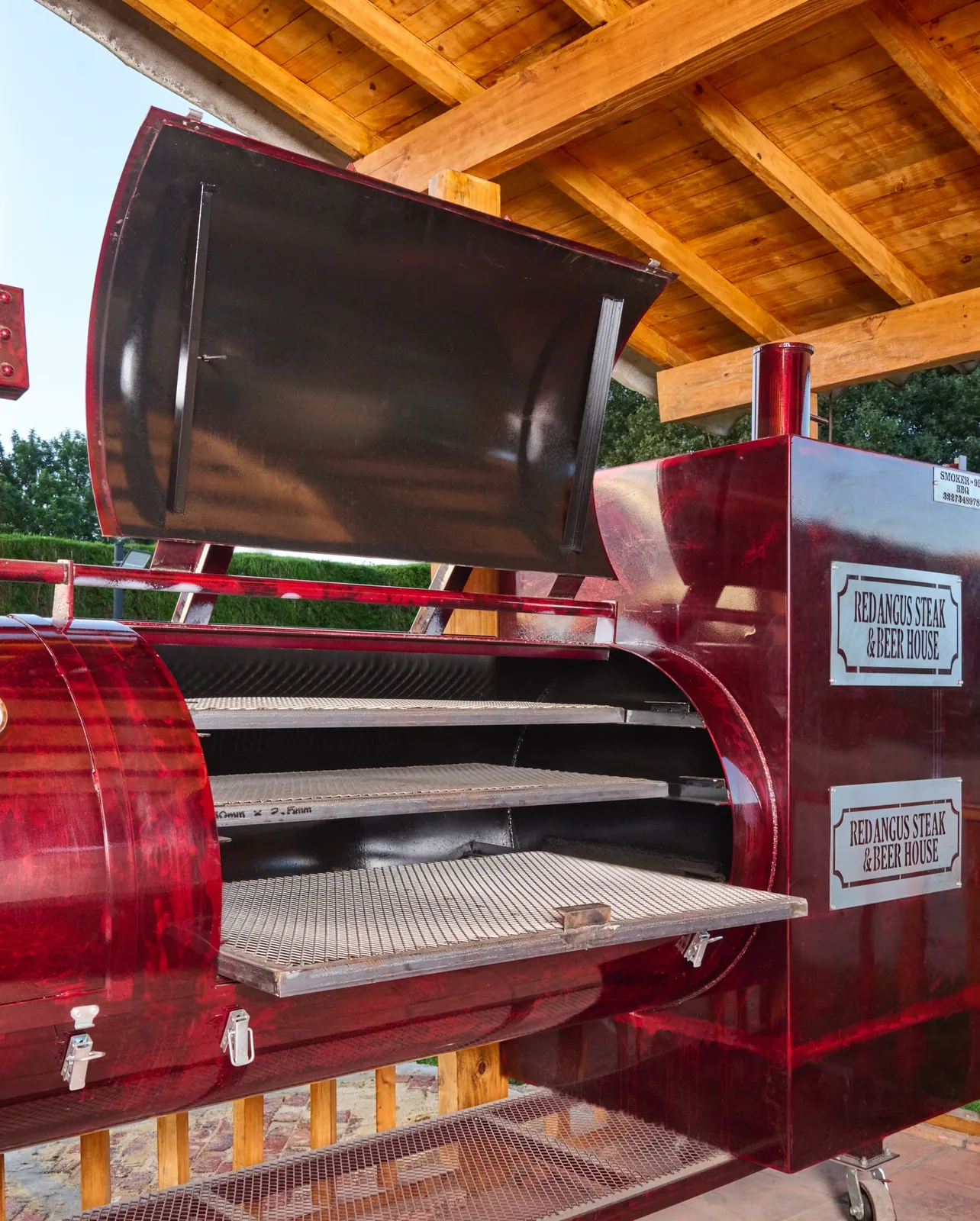 Smoker rojo marca Red Angus en la sede campestre