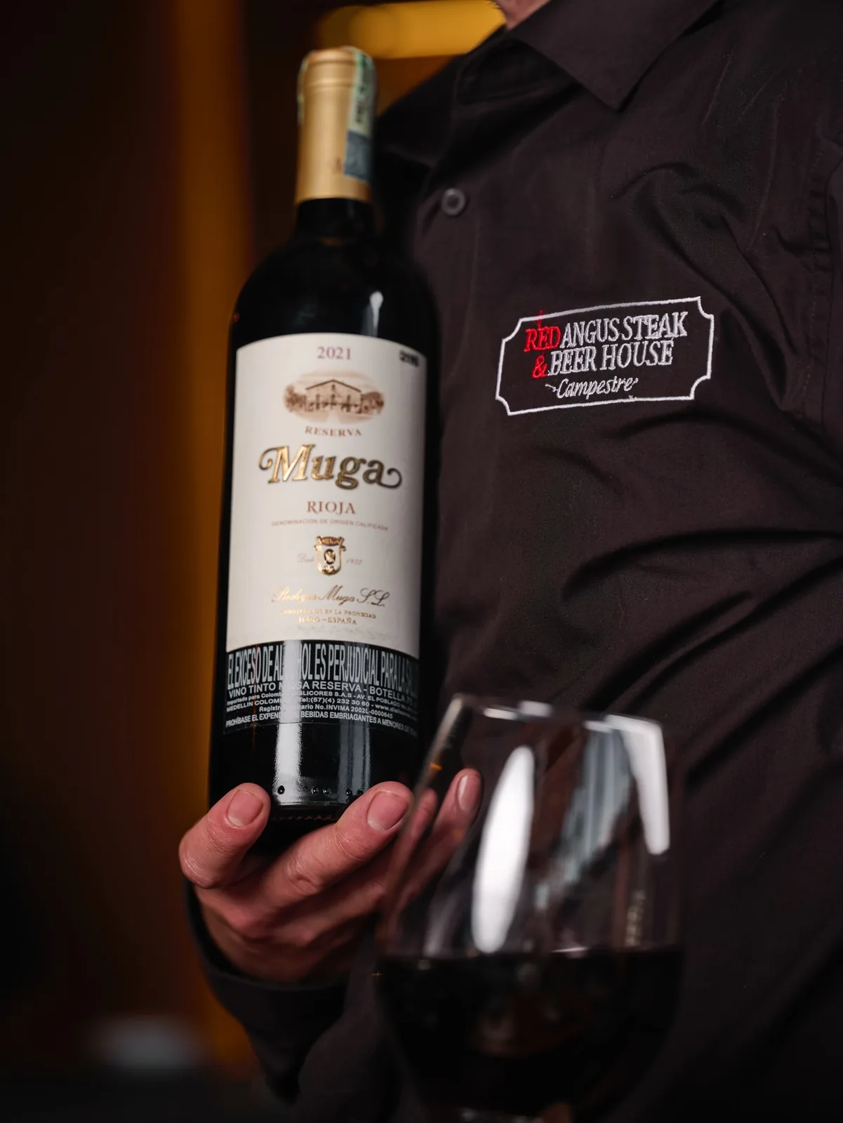 Servicio de vino tinto Rioja en mesa